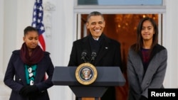 바락 오바마 미국 대통령(가운데)이 두 딸과 함께 27일 백악관에서 추수감사절 축하 메시지를 전하고 있다.