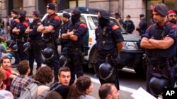 Polisi Catalonia atau Mossos d'Esquadra melakukan pengamanan saat aksi unjuk rasa di Barcelona, Spanyol. 