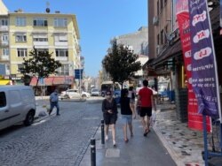 An unusually calm street in the suburb of Kadiköy, Istanbul as many Turks embark on vacations outside of the city during the country’s weeklong Kurban Bayrami holiday. (VOA/Salim Fayeq)