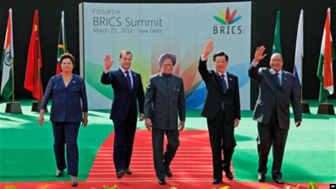 Presidentes do BRICS (da esquerda para a direita, Brasil, Rússia, Índia, China e África do Sul) durante a cimeira do ano passado em Nova Deli.