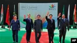 Presidentes do BRICS saudando o público durante a cimeira de hoje em Nova Deli na Índia
