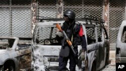 Un élément des forces de sécurité brukinabè déployé devant le Splendid après une attaque, à Ouagadougou, Burkina Faso, 17 janvier 2016.