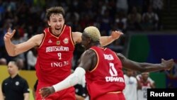 Los integrantes del equipo de Alemania celebran después de derrotar a Estados Unidos en la semifinal de la Copa Mundial de Baloncesto en Manila, Filipinas, el 8 de septiembre de 2023