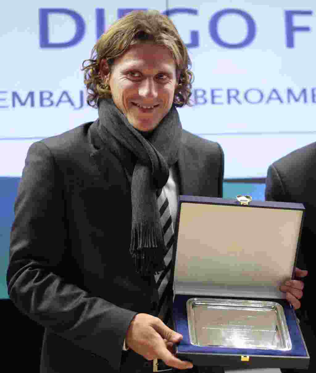 Diego Forlán del Atlético de Madrid fue nombrado embajador Iberoamericano del deporte en Madrid el 17 de diciembre de 2009.