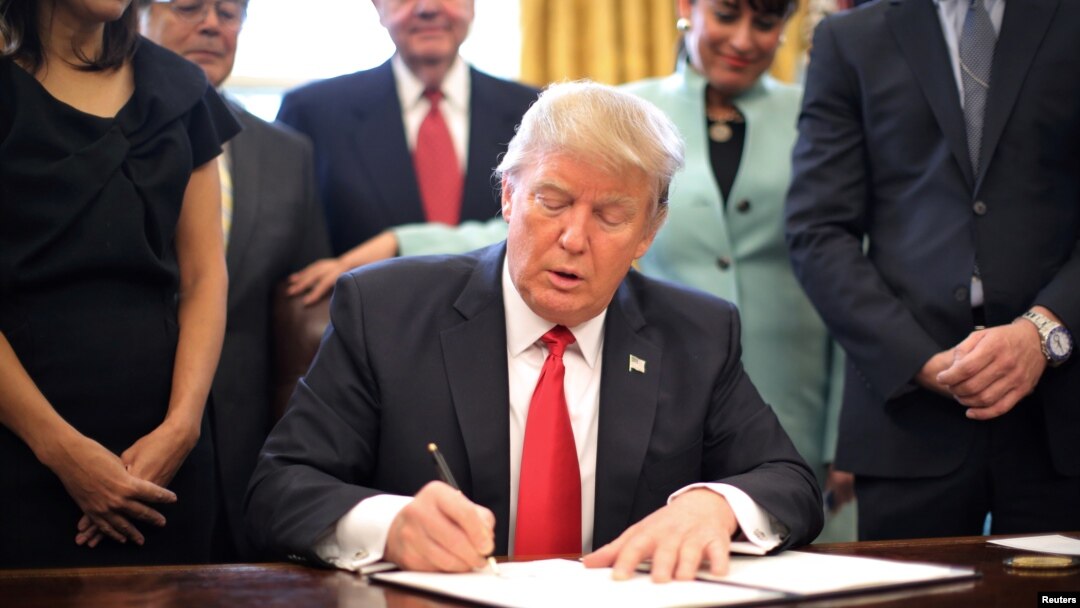 Predsednik Donald Tramp potpisuje uredbu o smanjenju poslovnih regulativa, 30. januar 2017