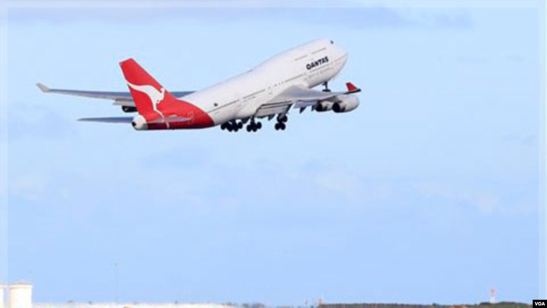 Armada Qantas kembali mengudara setelah aksi mogok akhir pekan lalu. Pesawat ini lepas landas dari bandara Sydney (31/10).