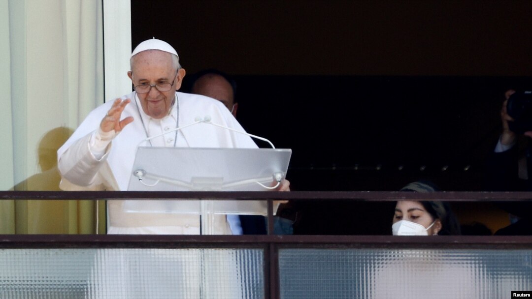 Papa Francisko ariko atanga umugisha ahagaze kw'ibaraza ry'ibitaro arwariyemwo