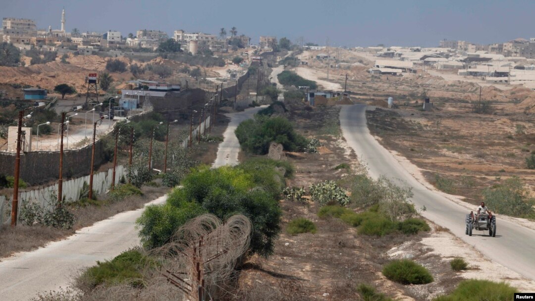 Seorang warga Palestina tengah berkendaraan menyusuri jalan di sepanjang perbatasan antara Mesir dan selatan Jalur Gaza, 3 September 2013 (Foto: dok).