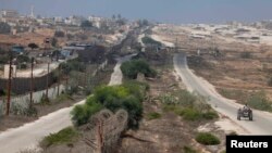 Seorang warga Palestina tengah berkendaraan menyusuri jalan di sepanjang perbatasan antara Mesir dan selatan Jalur Gaza, 3 September 2013 (Foto: dok).