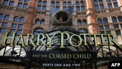 Promosi pementasan 'Harry Potter and the Cursed Child' di Palace Theater, London (6/6). (AFP/Daniel Leal-Olivas)