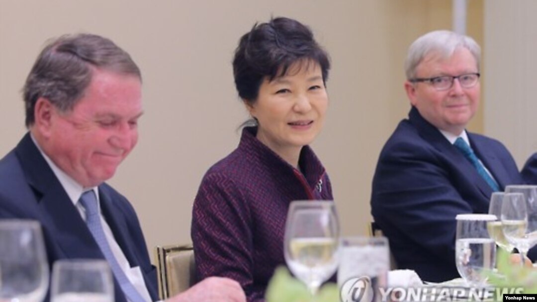 박근혜 대통령이 26일 오전 미국 뉴욕 페닌슐라 호텔에서 열린 '석학들과의 만찬'에서 인사말을 하고 있다. 왼쪽부터 토마스 허바드 이사장, 박 대통령, '아시아 소사이어티' 케빈 러드 정책연구소장(전 호주 총리) (사진=연합뉴스)