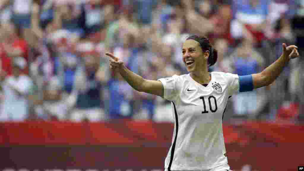 Carli Lloyd des Etats-Unis célèbre après avoir marqué son troisième but contre le Japon au cours de la première mi-temps du championnat de football de la Coupe du Monde Féminine de la FIFA à Vancouver, Colombie-Britannique 5 juillet 2015.