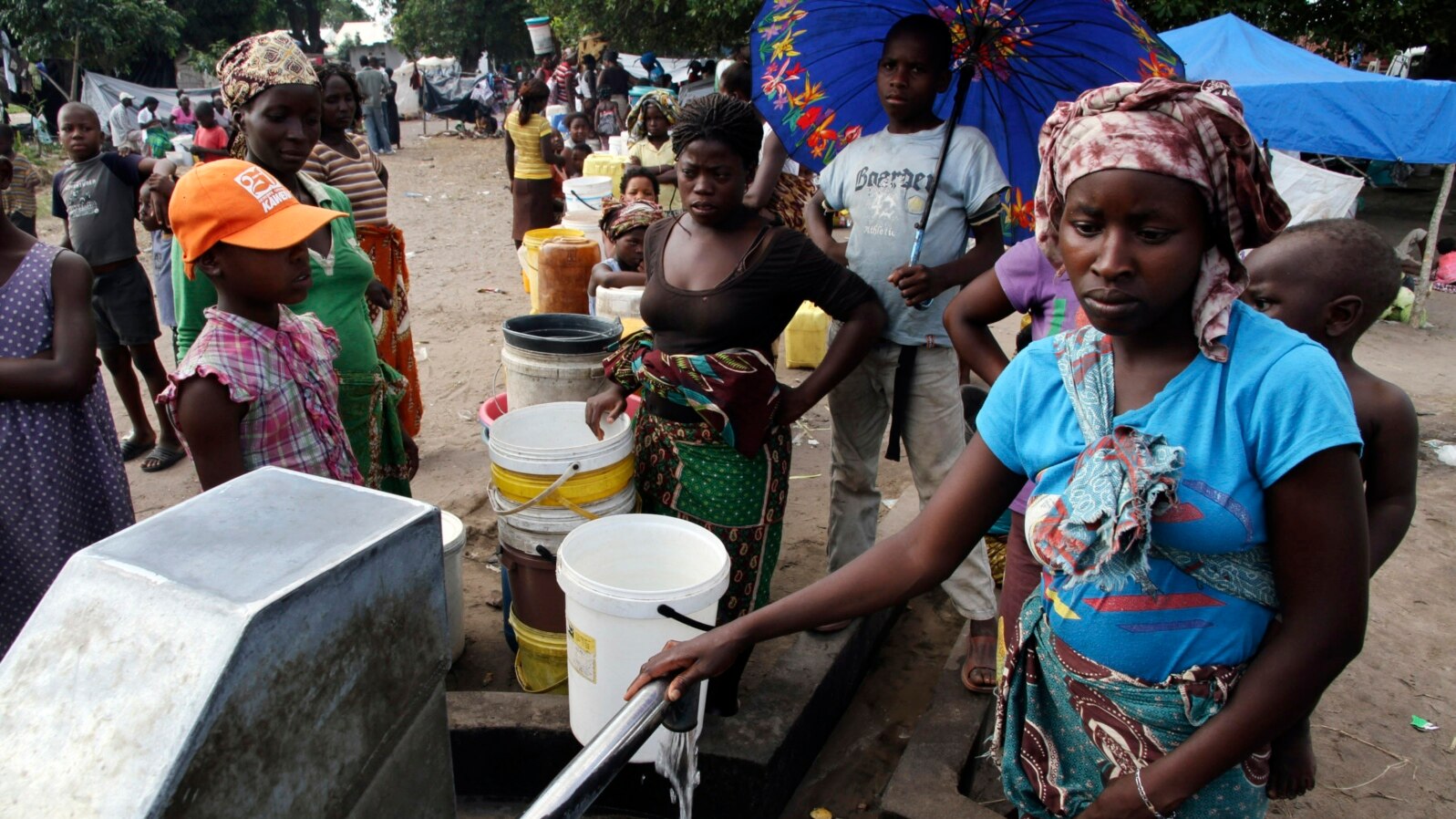 Women collect water at the Chaquelane resettlement camp near the flood hit town of Chokwe, in southern Mozambique, February 7, 2013. 