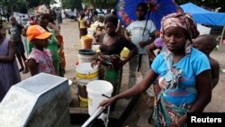 Women collect water at the Chaquelane resettlement camp near the flood hit town of Chokwe, in southern Mozambique, February 7, 2013. 