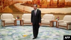 Menteri Luar Negeri China Wang Yi saat menunggu kedaatangan Toshihiro Nikai, sekretaris jenderal Partai Demokratik Liberal Jepang (LDP), di Aula Agung Rakyat di Beijing pada 31 Agustus 2018.