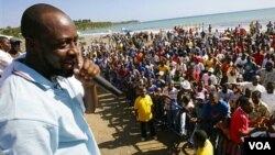 Wyclef Jean k ap pale ak yon foul moun nan kad kanpay li t ap mennen pou pòs prezidan an anvan KEP a te refize kandidati li