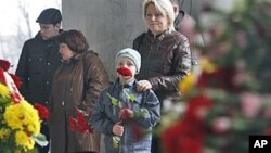 People react as they stand at an entrance to the Oktyabrskaya subway station in Minsk, Belarus, April 13, 2011