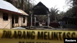 Polisi memblokade lokasi gereja yang dibakar warga di Desa Suka Makmur, Kabupaten Aceh Singkil, 18 Oktober 2015 lalu (foto: ilustrasi). Warga Muslim setempat menuntut Pemda Aceh Singkil menutup 10 gereja yang dianggap dibangun tanpa izin. 