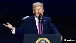 资料照片：唐纳德·特朗普总统在亚利桑那州凤凰城的“梦想之城”教堂举行的“美国转折点”活动中发表讲话。(2026年4月17日)