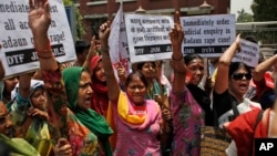 دہلی میں گھروں میں کام کرنے والی عورتیں، دو کم عمر لڑکیوں پر گینگ رپپ کے خلاف احتجاج کر رہی ہیں۔ فائل فوٹو