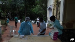 حیدرآباد بھارت میں ایک مرکز صحت کے باہر لوگوں کا کرونا ٹیسٹ کیا جا رہا ہے۔ (فائل فوٹو)