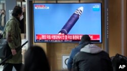 지난 2022년 3월 한국 서울역에 설치된 TV에서 북한 ICBM 발사 관련 보도가 나오고 있다.