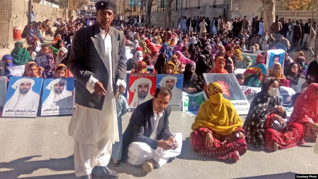 بلوچستان سے لاپتہ افراد کے اہلِ خانہ کوئٹہ میں ایک مظاہرے میں شریک ہیں۔ 11 نومبر 2018