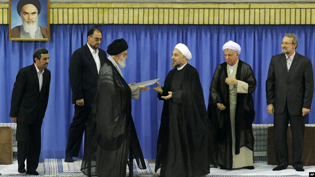 Pemimpin agung Iran, Ayatollah Ali Khamenei (ketiga dari kiri) melantik Hassan Rouhani sebagai Presiden ke-7 Iran hari Sabtu (3/8). 