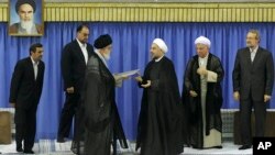 Pemimpin agung Iran, Ayatollah Ali Khamenei (ketiga dari kiri) melantik Hassan Rouhani sebagai Presiden ke-7 Iran hari Sabtu (3/8). 