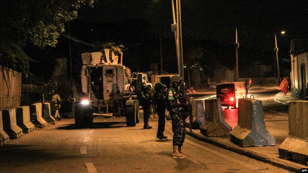 Sejumlah polisi dari misi penjaga perdamaia Uni Afrika di Somalia (AMISOM) berpatroli di jalan di Mogadishu, Somalia, 17 September 2019. Negara itu bersiap menghadapi serangan militan Al-Shabab menjelang pemilu tahun ini.