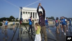 Posetioci ispred spomenika Abrahamu Linkolnu u Vašingtonu