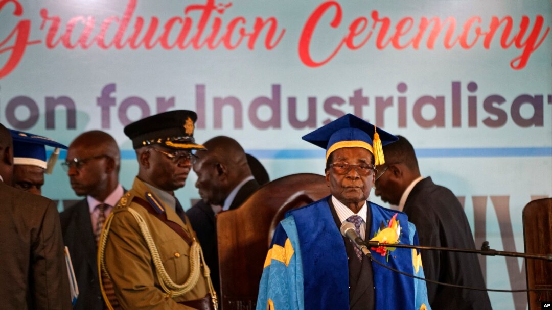 Presiden Zimbabwe Robert Mugabe (kanan tengah), memimpin wisuda mahasiswa di Universitas Terbuka Zimbabwe di pinggiran Harare, Zimbabwe, Jumat, 17 November 2017. Mugabe untuk pertama kalinya tampil di hadapan publik setelah pihak militer menempatkannya sebagai tahanan rumah awal pekan ini.