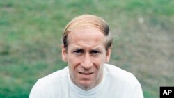 ARCHIVO - Foto de 1971, Bobby Charlton, capitán de Inglaterra y el Manchester United. El 21 de octubre del 2023, fallece Charlton a los 86 años.