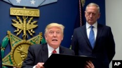 Presiden Donald Trump (kiri) didampingi oleh Menhan AS James Mattis (kanan) memberikan keterangan sebelum menandatangani perintah eksekutif yang akan ditandatanganinya di Pentagon, Washington DC, Jumat, 27 Januari 2017. (AP Photo/Susan Walsh)