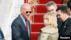 Wapres AS Joe Biden (kiri) tiba di bandara internasional Boryspil, Kyiv, Ukraina hari Senin (21/4).