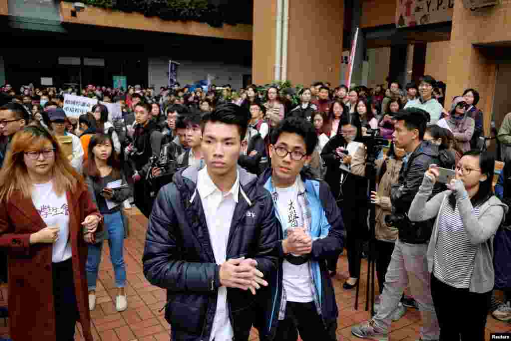 香港浸会大会被停课的学生刘子颀(左)和陈乐行参加集会(2018年1月26日)。