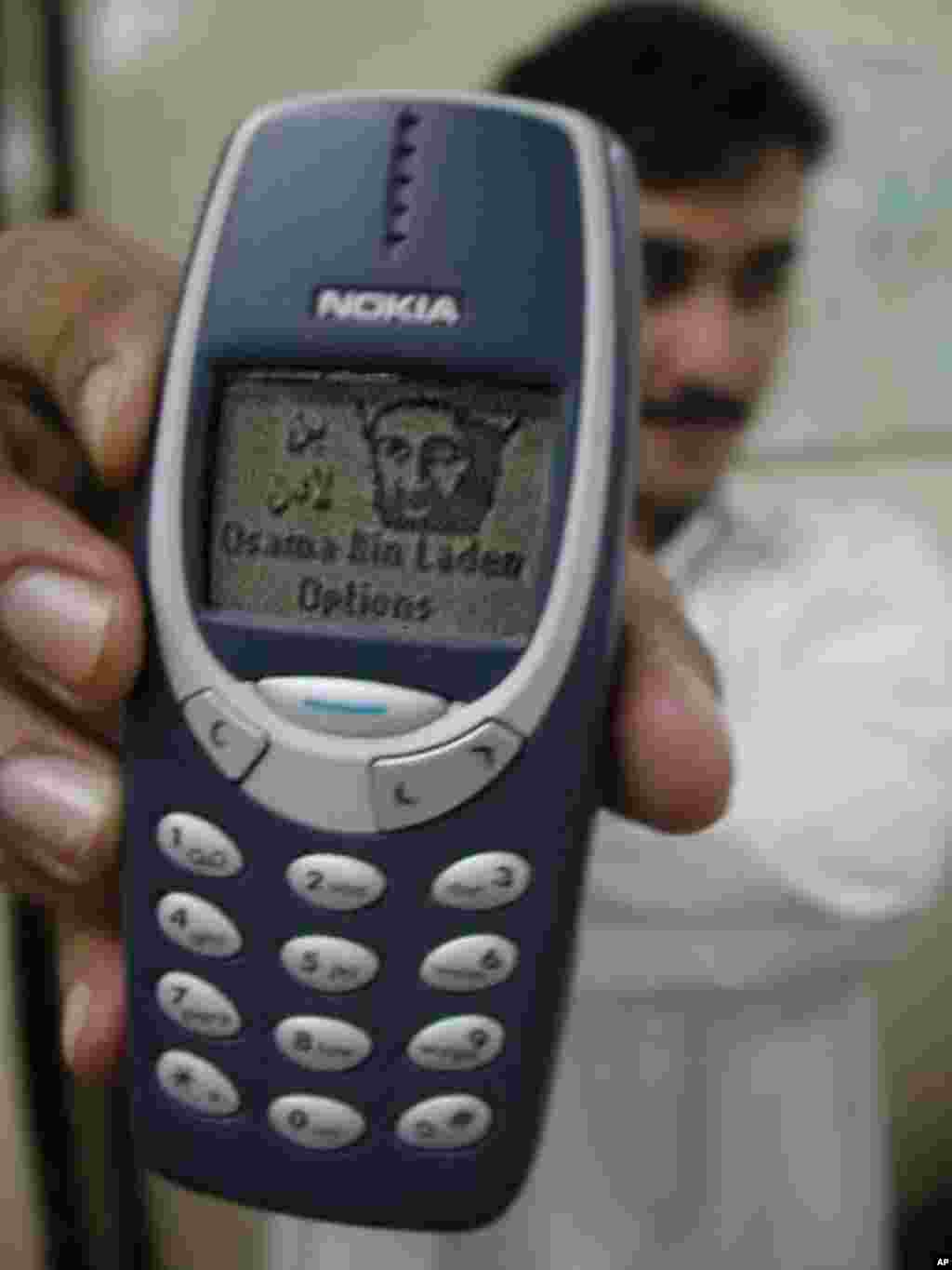 빈 라덴의 모습이 그려진 손전화 문자 메시지를 보여주는 파키스탄 청년 (2001년)
