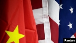 Bendera AS dan China terlihat di stan Kamar Dagang Internasional Amerika (AICC) selama Pameran Internasional Perdagangan Jasa China di Beijing, 28 Mei 2019. (Foto: Reuters)