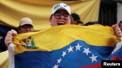 Un venezolano que vive en Costa Rica protesta contra el gobierno del presidente en disputa, Nicolás Maduro, frente a la embajada de Venezuela en San José, en 2019.