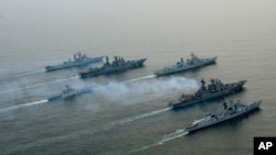 FILE- Kapal perang Rusia dan India ikut serta dalam latihan angkatan laut bersama di dekat pelabuhan Vladivostok di Pasifik Rusia, sekitar 6.400 kilometer timur Moskow, 26 April 2007. (AP)