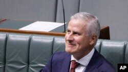 Wakil Perdana Menteri Australia, Michael McCormack, tersenyum saat duduk di parlemen di Canberra, Senin, 26 Februari 2018. (Foto: AP)