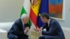 Presiden Palestina Mahmoud Abbas (kiri) dan Perdana Menteri Spanyol Pedro Sanchez berbincang selama pertemuan di istana Moncloa di Madrid, Spanyol, Kamis, 19 September 2024. (Paul White/AP)