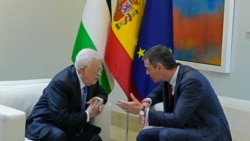 Presiden Palestina Mahmoud Abbas (kiri) dan Perdana Menteri Spanyol Pedro Sanchez berbincang selama pertemuan di istana Moncloa di Madrid, Spanyol, Kamis, 19 September 2024. (Paul White/AP)