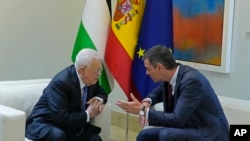 Presiden Palestina Mahmoud Abbas (kiri) dan Perdana Menteri Spanyol Pedro Sanchez berbincang selama pertemuan di istana Moncloa di Madrid, Spanyol, Kamis, 19 September 2024. (Paul White/AP)