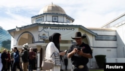 Mahleej Zara daru gerakan Abandon Harris berbicara kepada seorang pemilih di Pusat Kebudayaan Islam di Tempe, Arizona, 1 November 2024. (Foto: Caitlin O'Hara/Reuters)