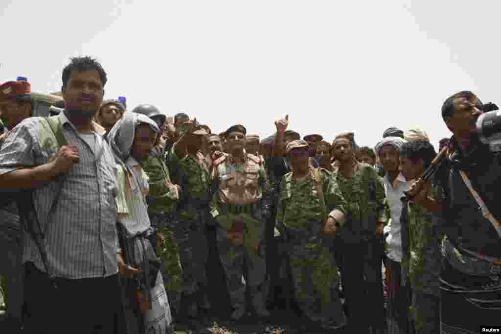 Yemen's Defence Minister Major General Ahmad visits the front line of fighting between army forces and al-Qaida-linked militants in Abyan, June 10, 2012.