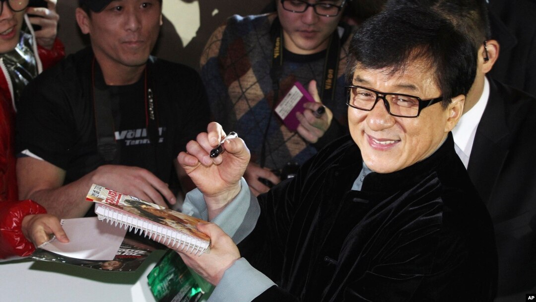 Bintang seni bela diri Jackie Chan memberikan tanda tangan di Hong Kong. (Foto: Dok)