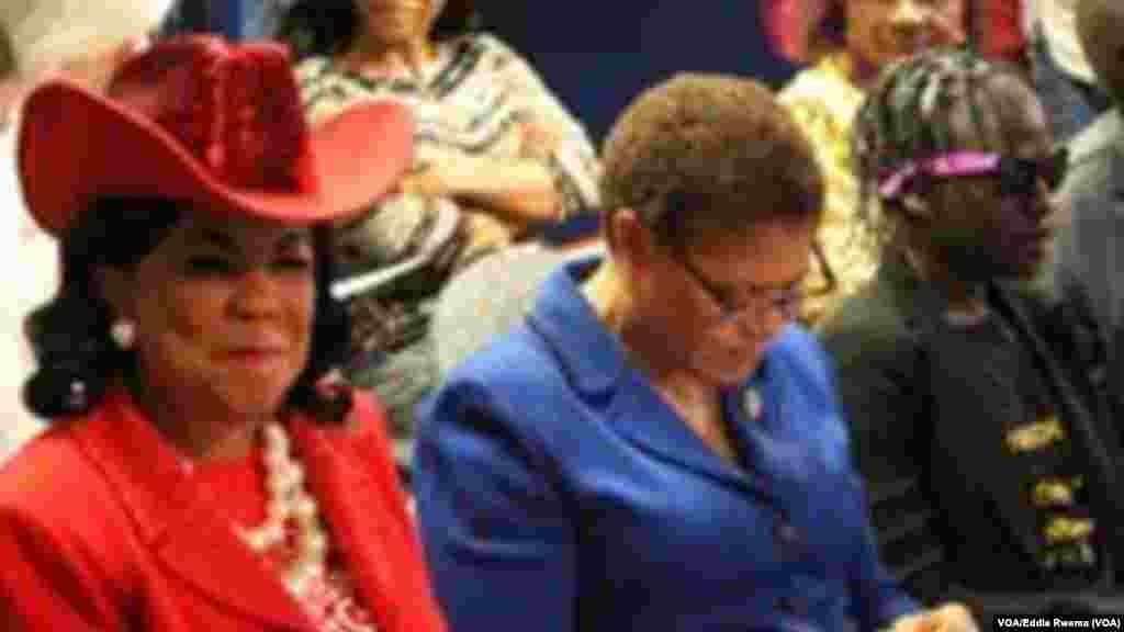 Rep. Federica Wilson, Rep Karen Bass, da daliban Chibok &#39;Patience&quot;.