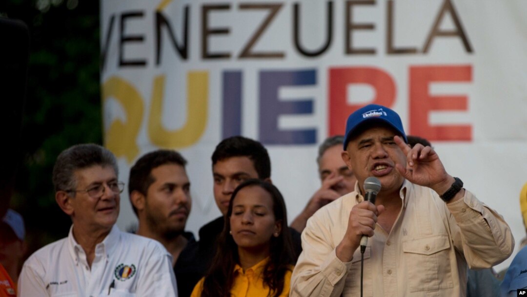 Juru bicara oposisi Venezuela, Jesus Torrealba, berbicara dalam sebuah kampanye di Caracas, Venezuela, 13 November 2015. (AP/Fernando Llano)