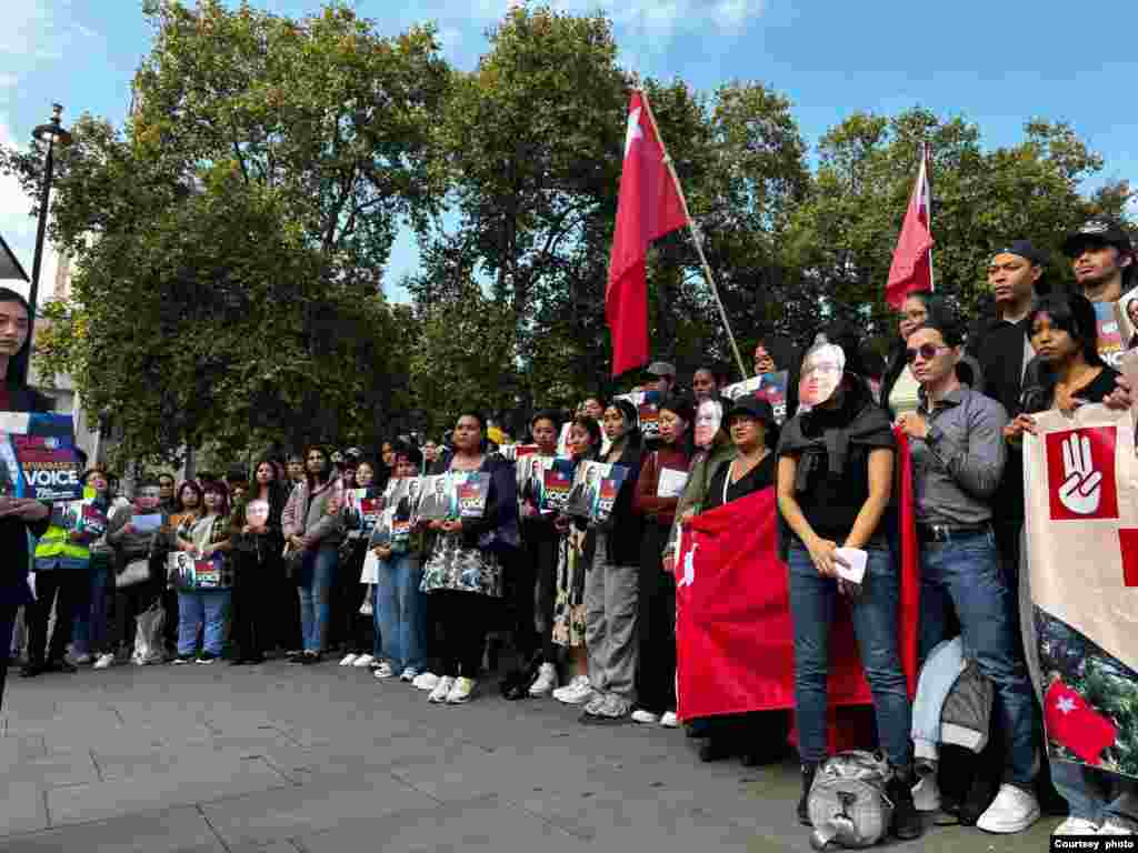 ဗြိတိန်နိုင်ငံ လန်ဒန်မြို့ လွှတ်တော်အဆောက်အဦးရှေ့က Parliament Square ရင်ပြင်မှာ ဗြိတိန်တဝန်းက မြန်မာတွေ စုဝေးဆန္ဒပြခဲ့ကြ။ (Photo: CJ)